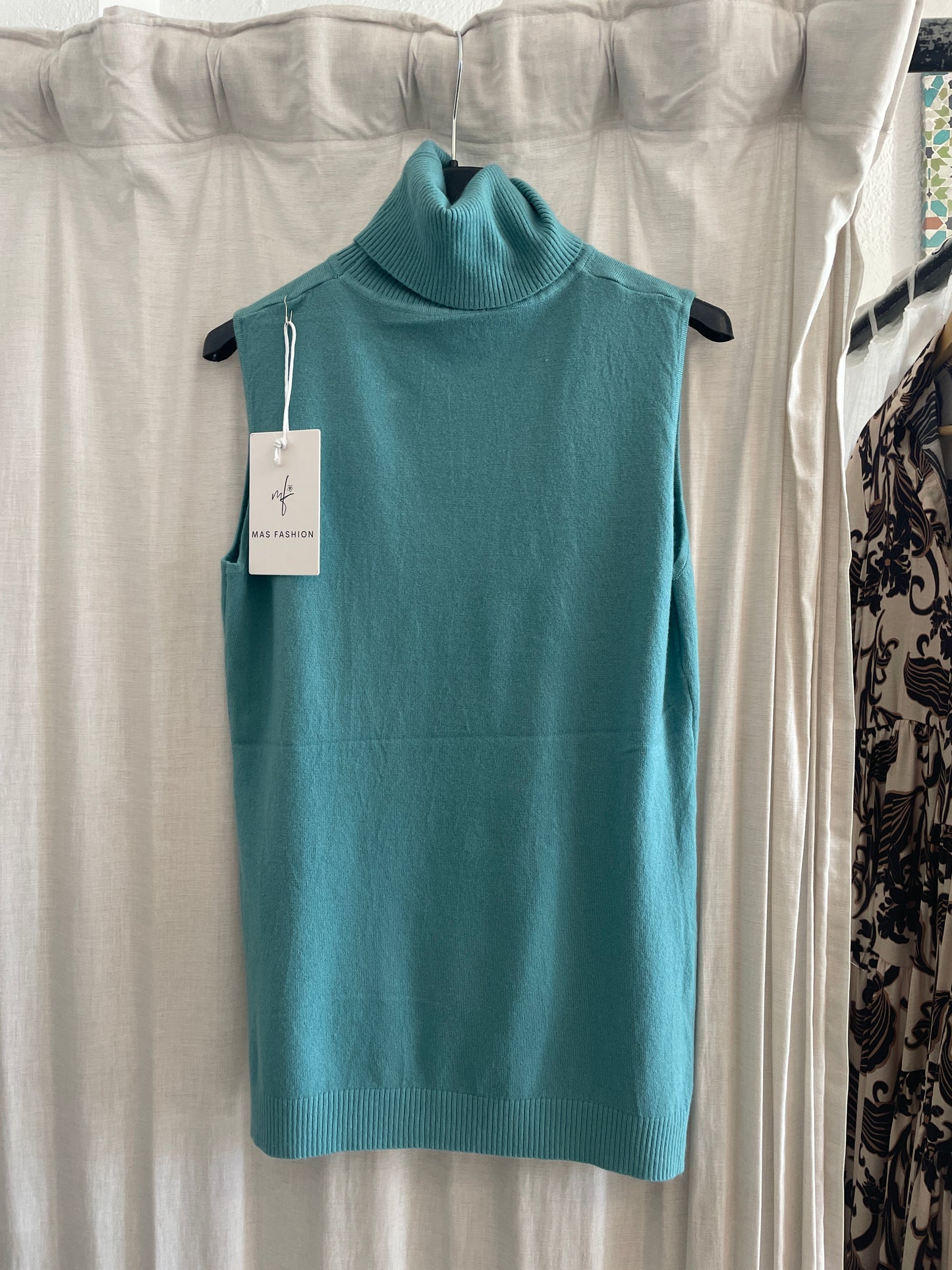 Cozy Sleevless Turtleneck