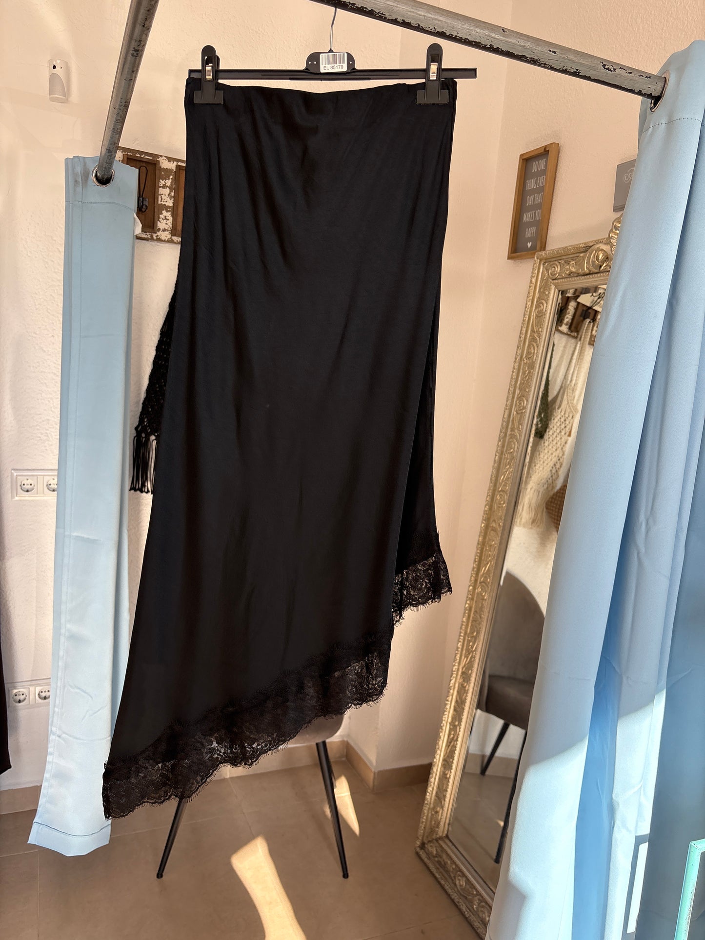 Assymetrical lace trim skirt