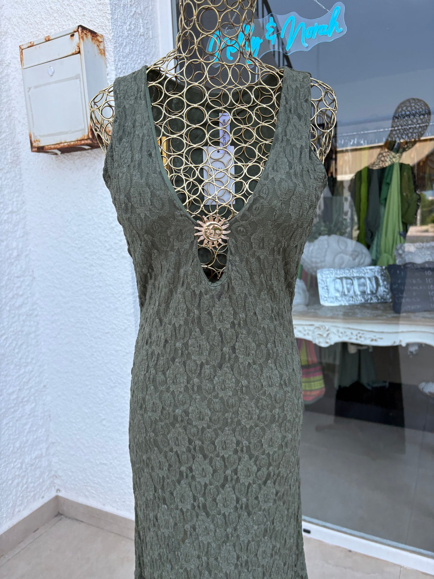Lace dress with sun brooch