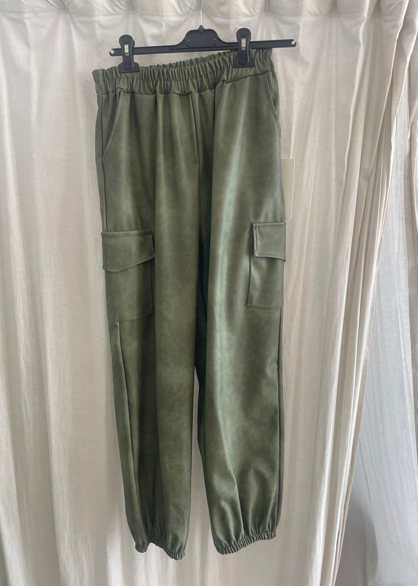 Pantalones cargo de cuero sintético