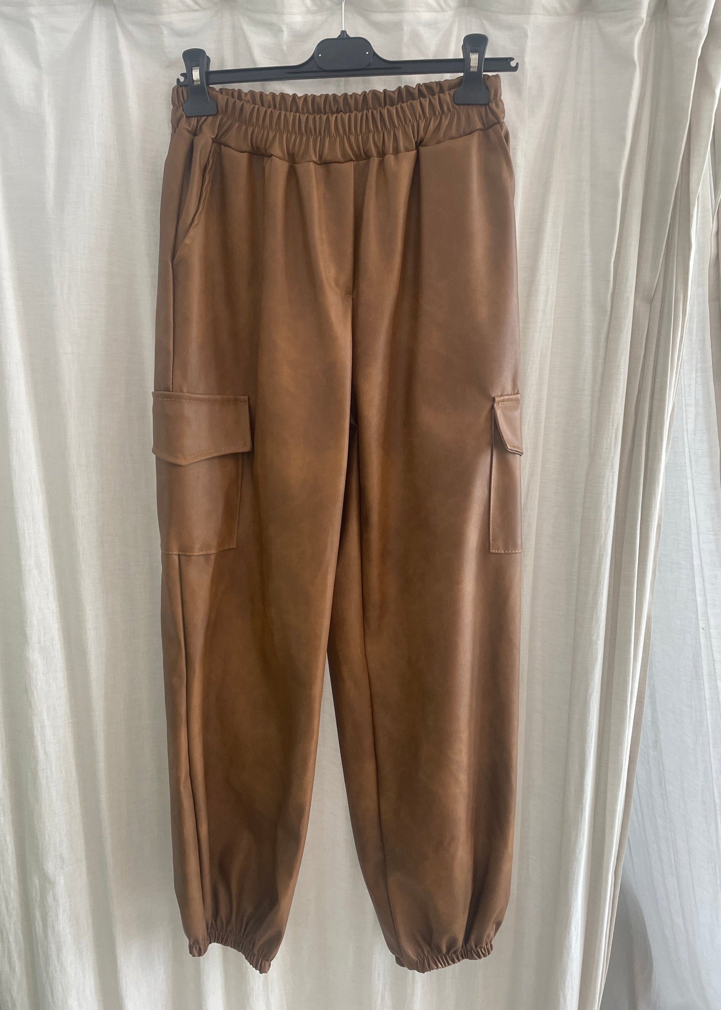 Pantalones cargo de cuero sintético