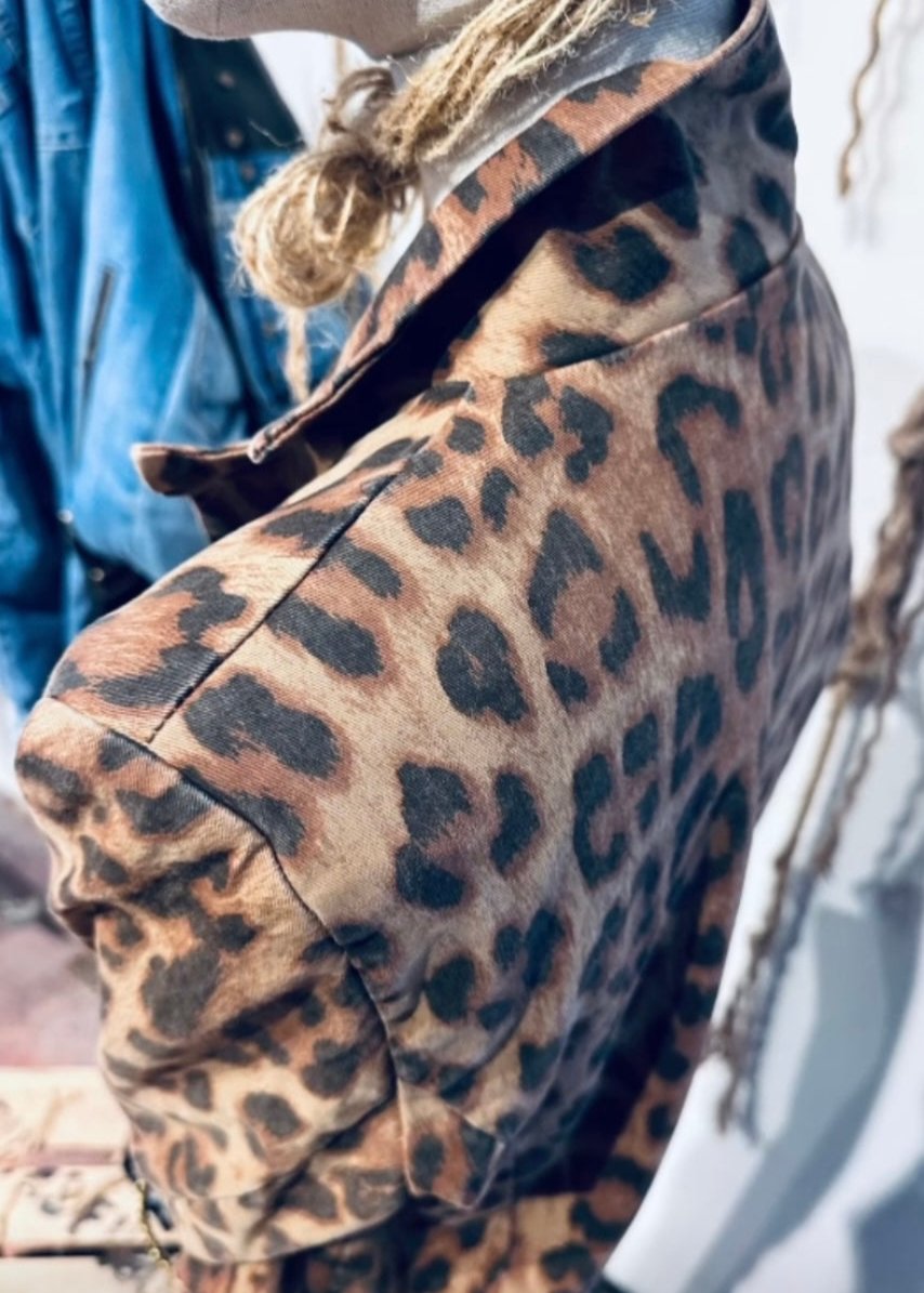 Chaqueta corta con estampado de leopardo