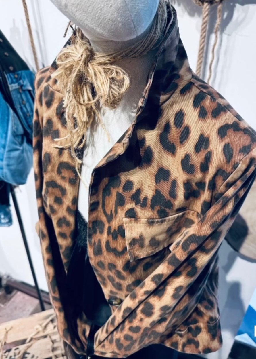 Chaqueta corta con estampado de leopardo