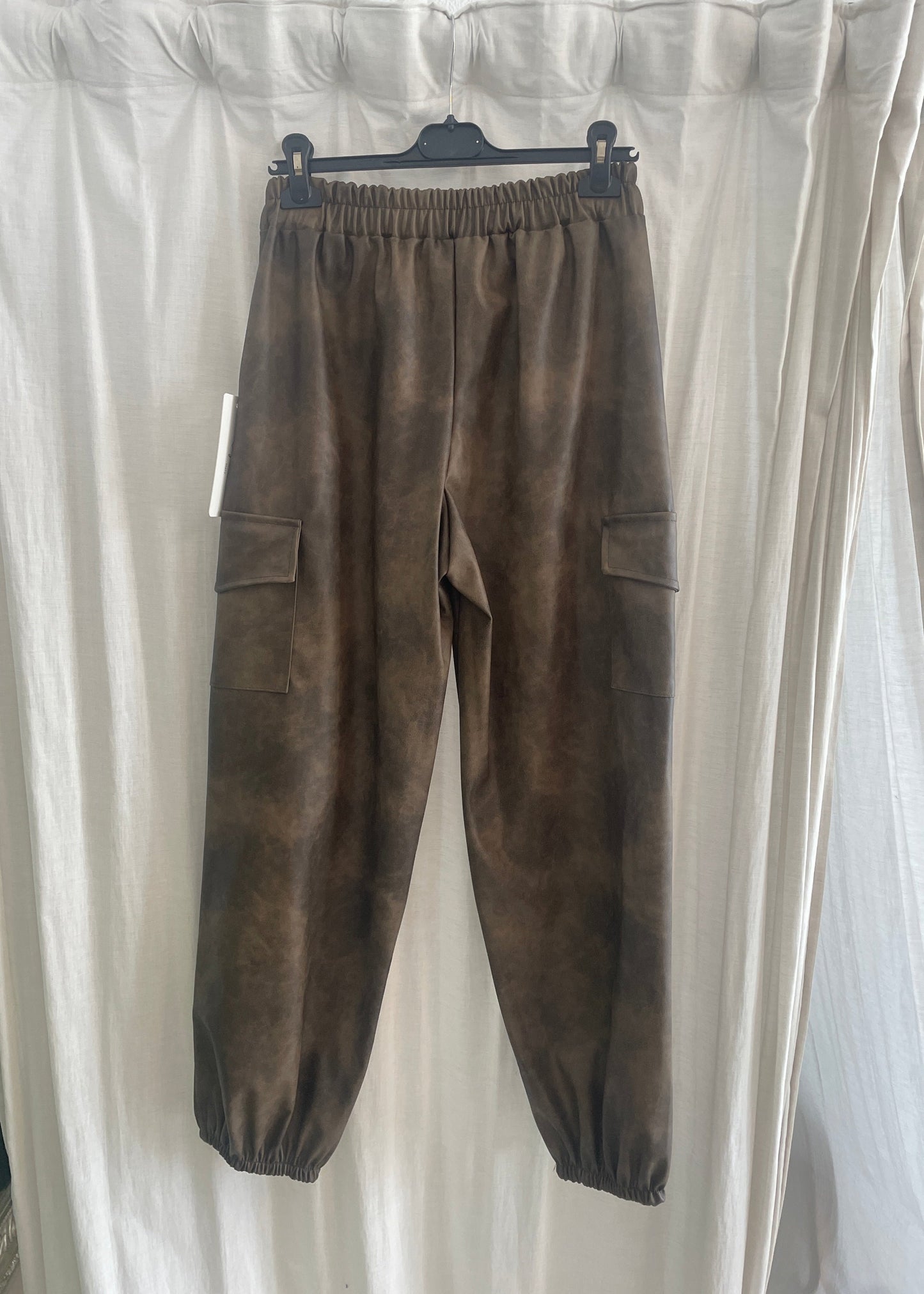 Pantalones cargo de cuero sintético