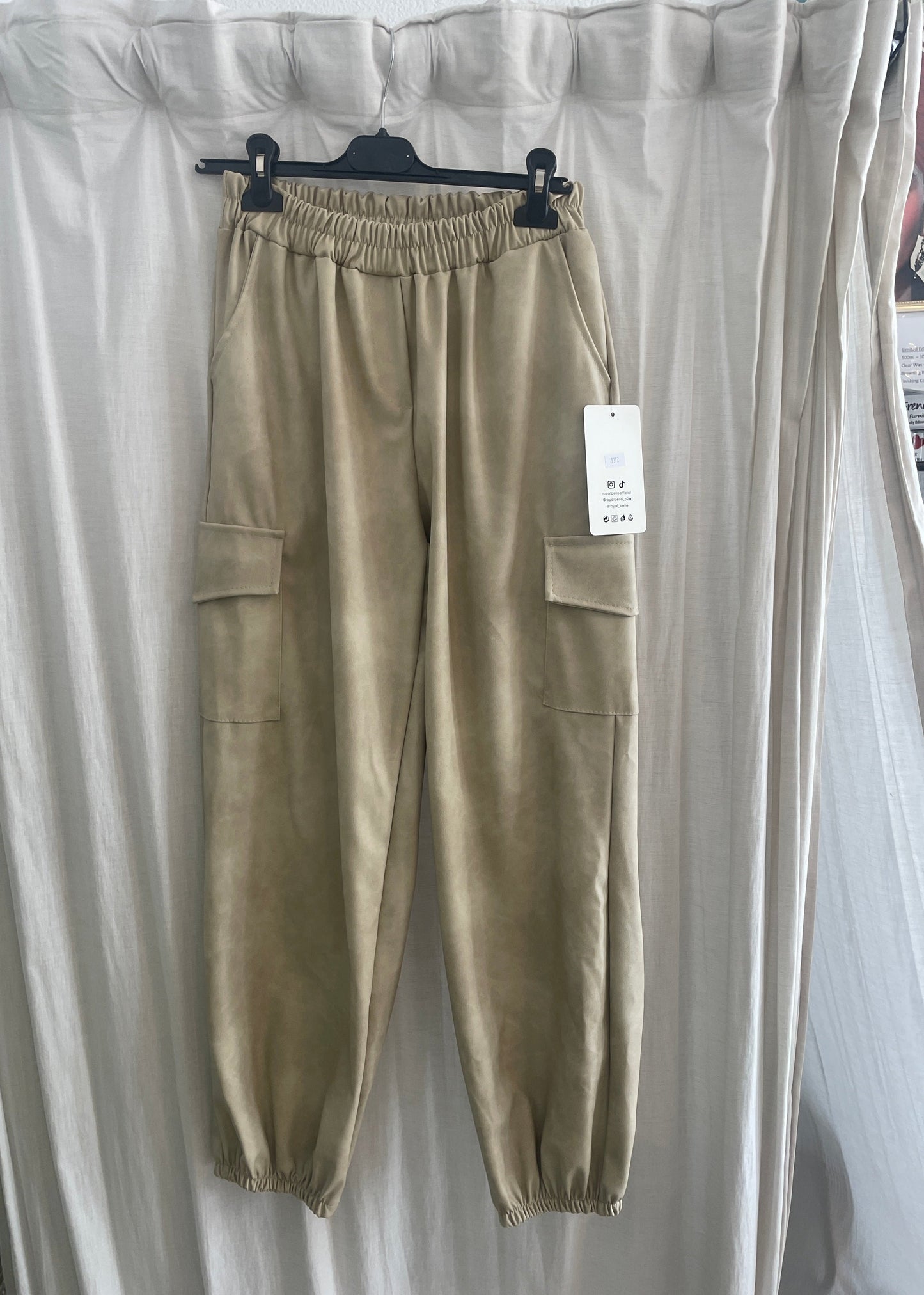 Pantalones cargo de cuero sintético